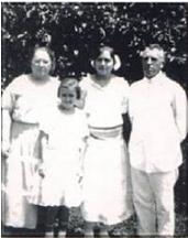 Cornelis E. Groesbeek met zijn vrouw en dochters Jennie en Corie